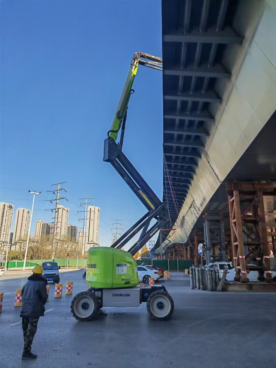 升降机租赁助力某地高架桥检修项目高效完成——客户案例分享