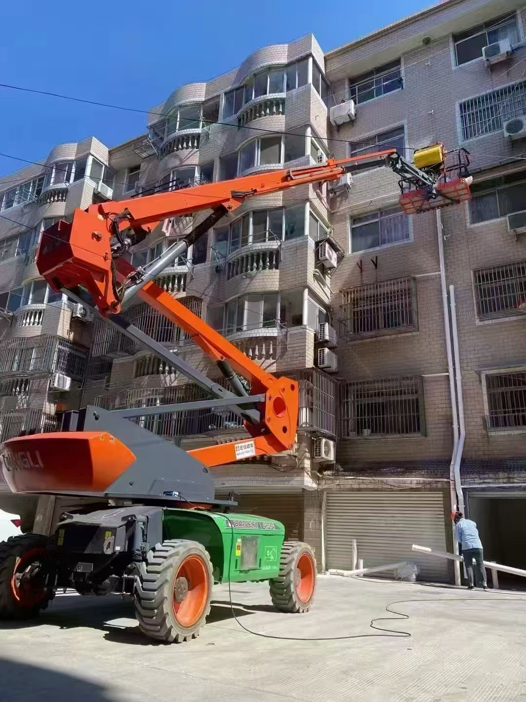 升降机租赁高效解决某小区下水管道维修难题